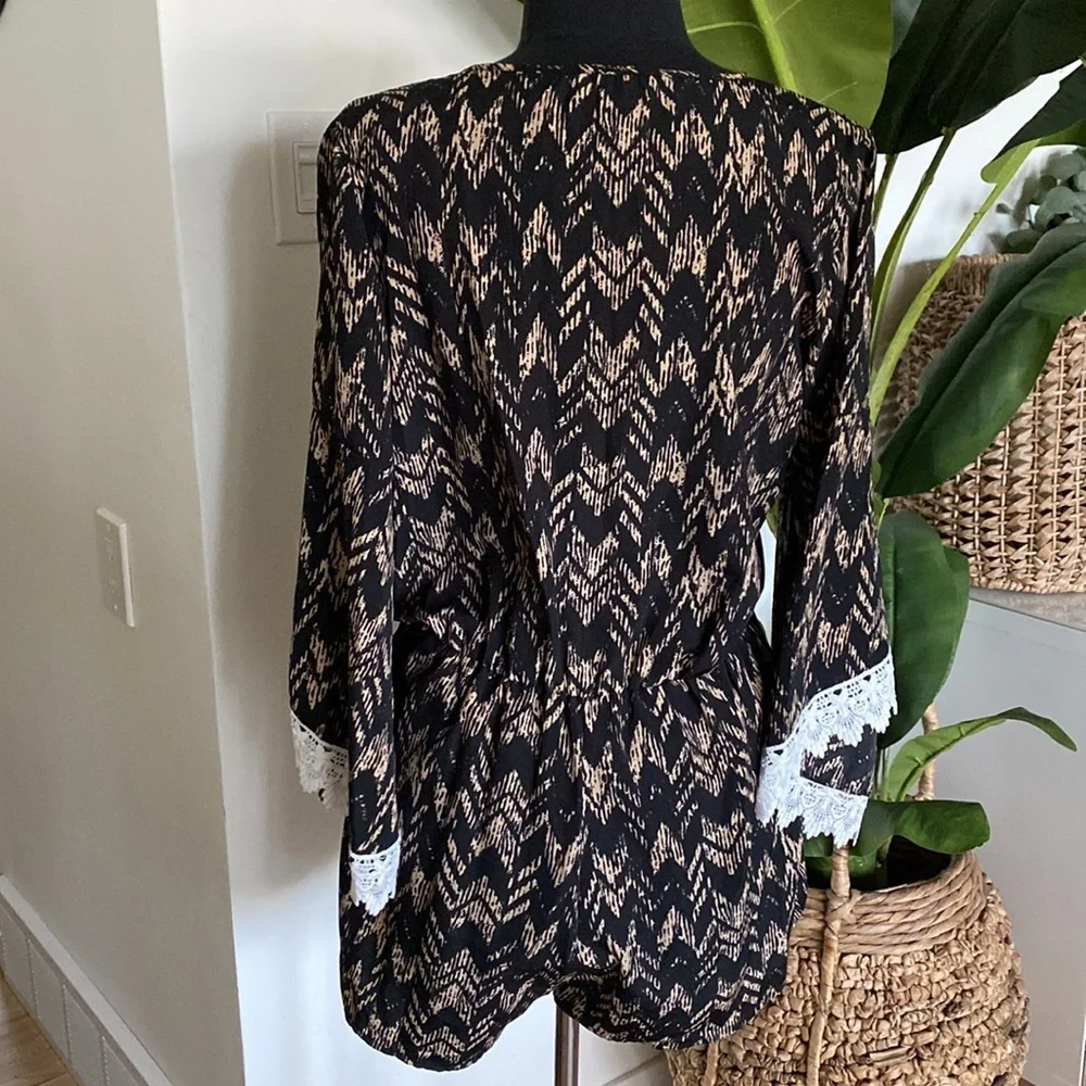 NWOT Romper with lace trim on sleeves - Picture 5 of 5